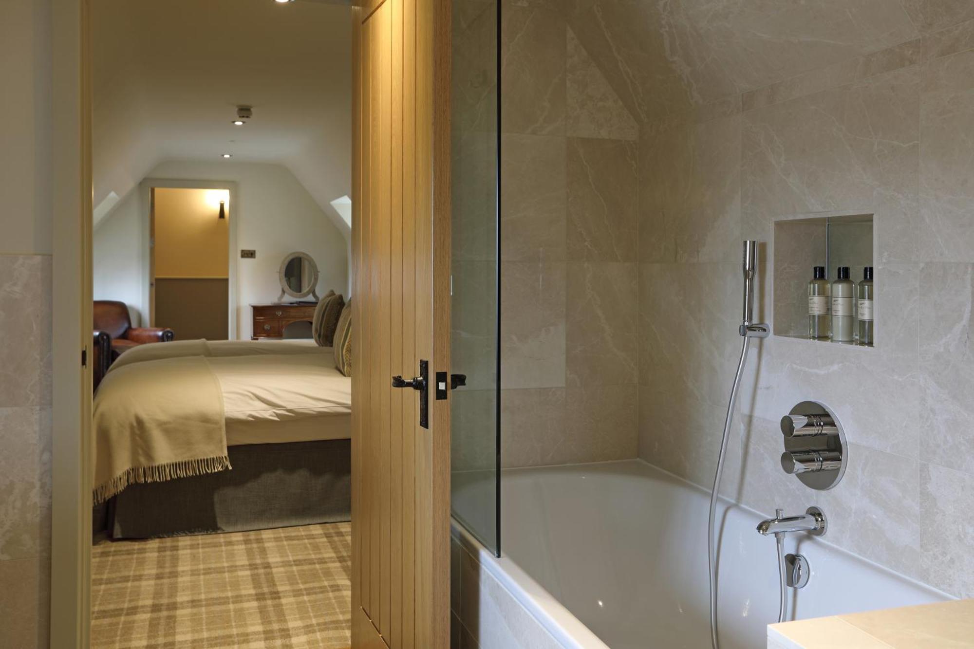 The Harcourt Arms Hotel Stanton Harcourt Стая снимка A bathroom in a hotel
