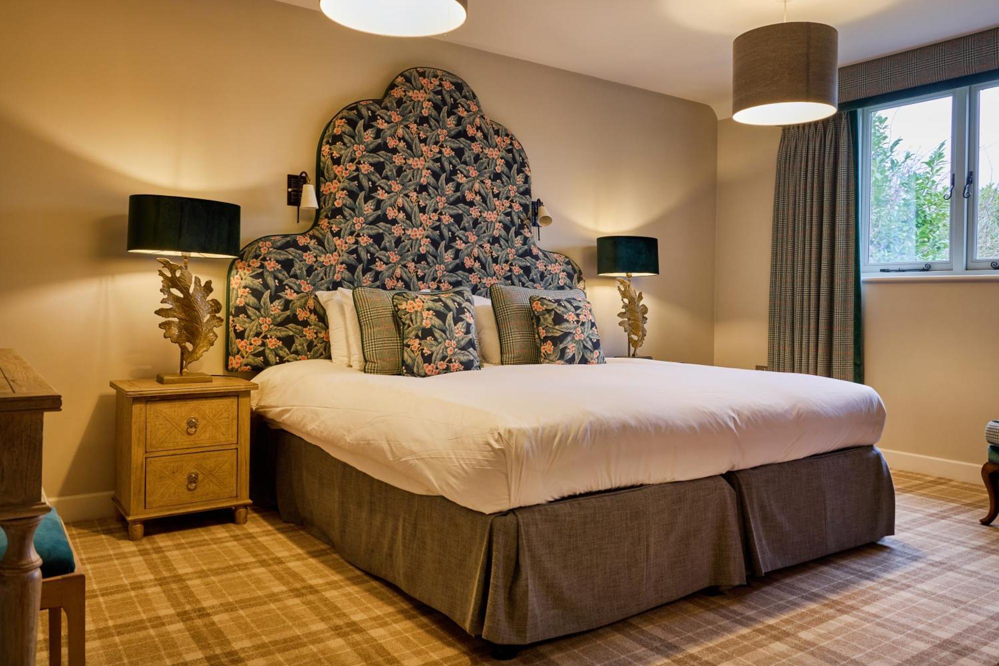 The Harcourt Arms Hotel Stanton Harcourt Стая снимка A bedroom at The Old parsonage