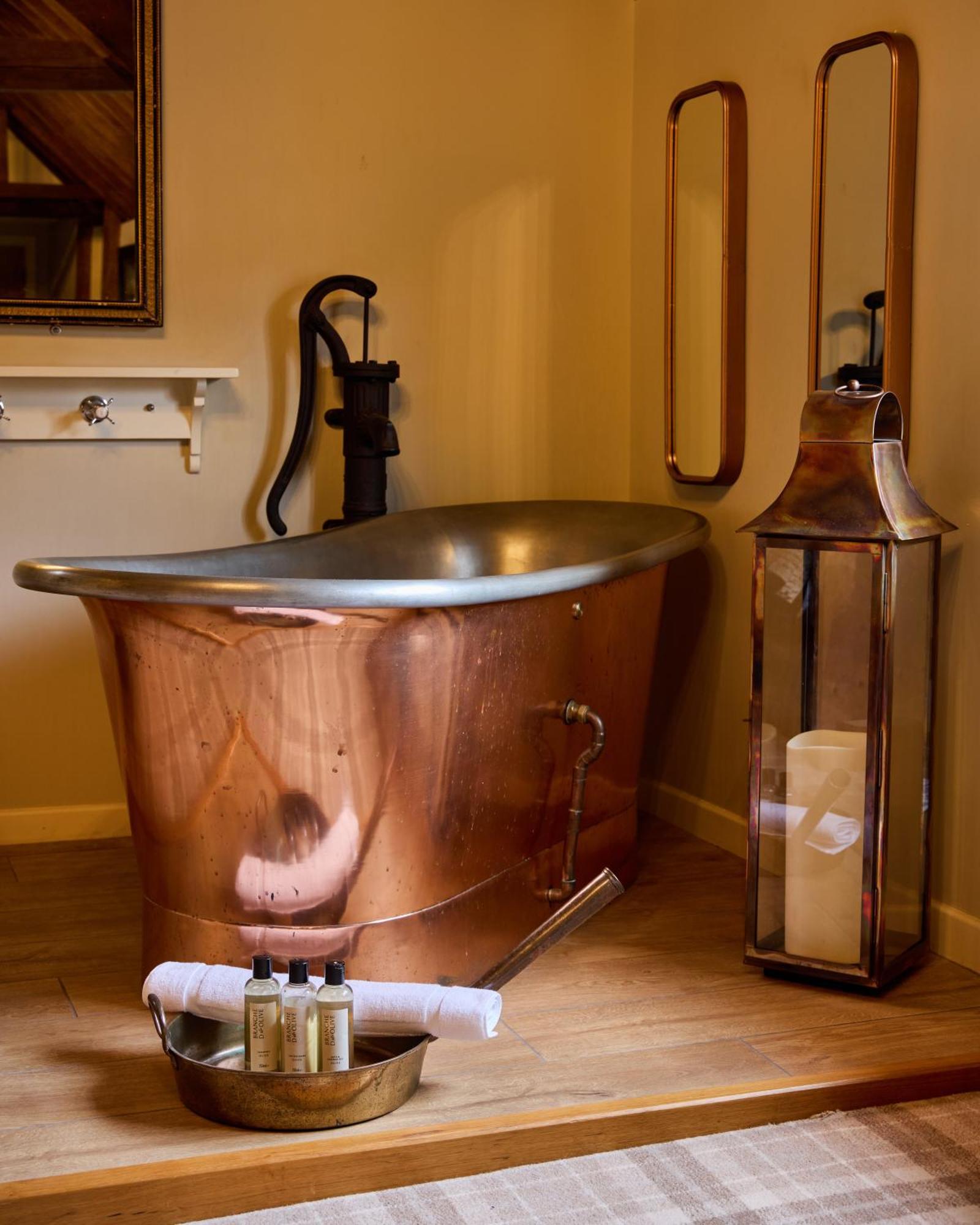 The Harcourt Arms Hotel Stanton Harcourt Екстериор снимка Copper bathtub