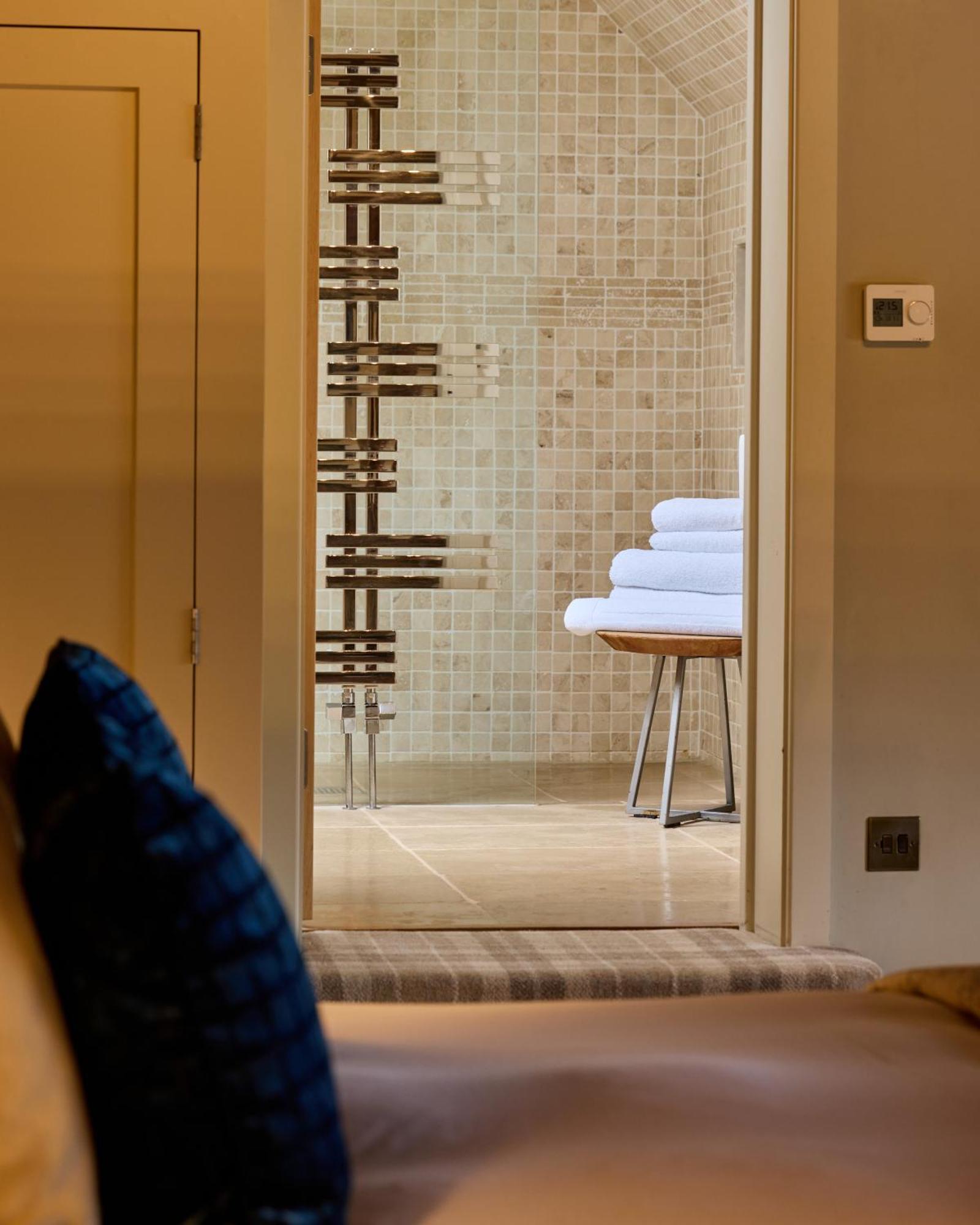 The Harcourt Arms Hotel Stanton Harcourt Екстериор снимка A wet room at The River Lee Hotel, Hertfordshire, England