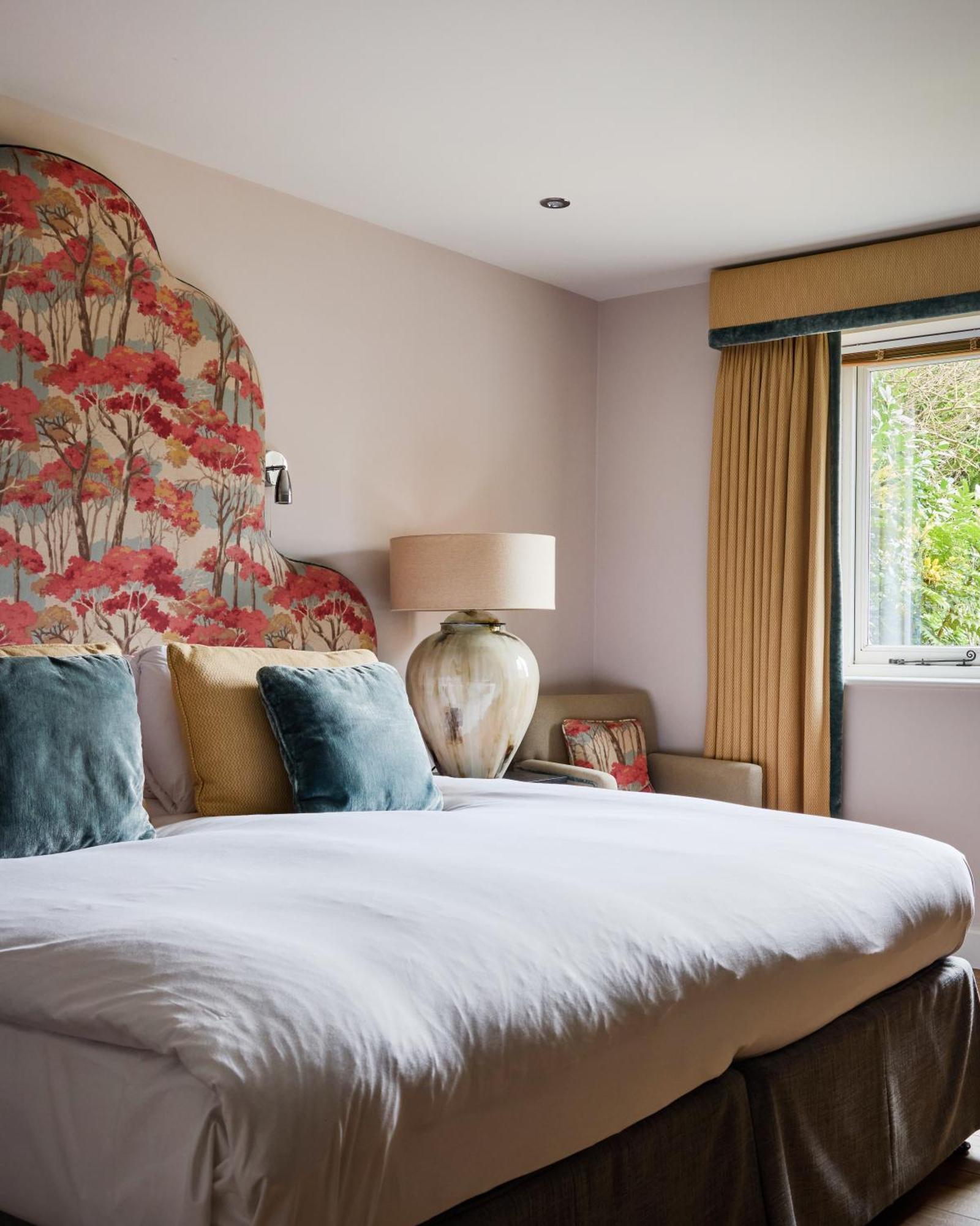 The Harcourt Arms Hotel Stanton Harcourt Стая снимка A bedroom at The Old parsonage