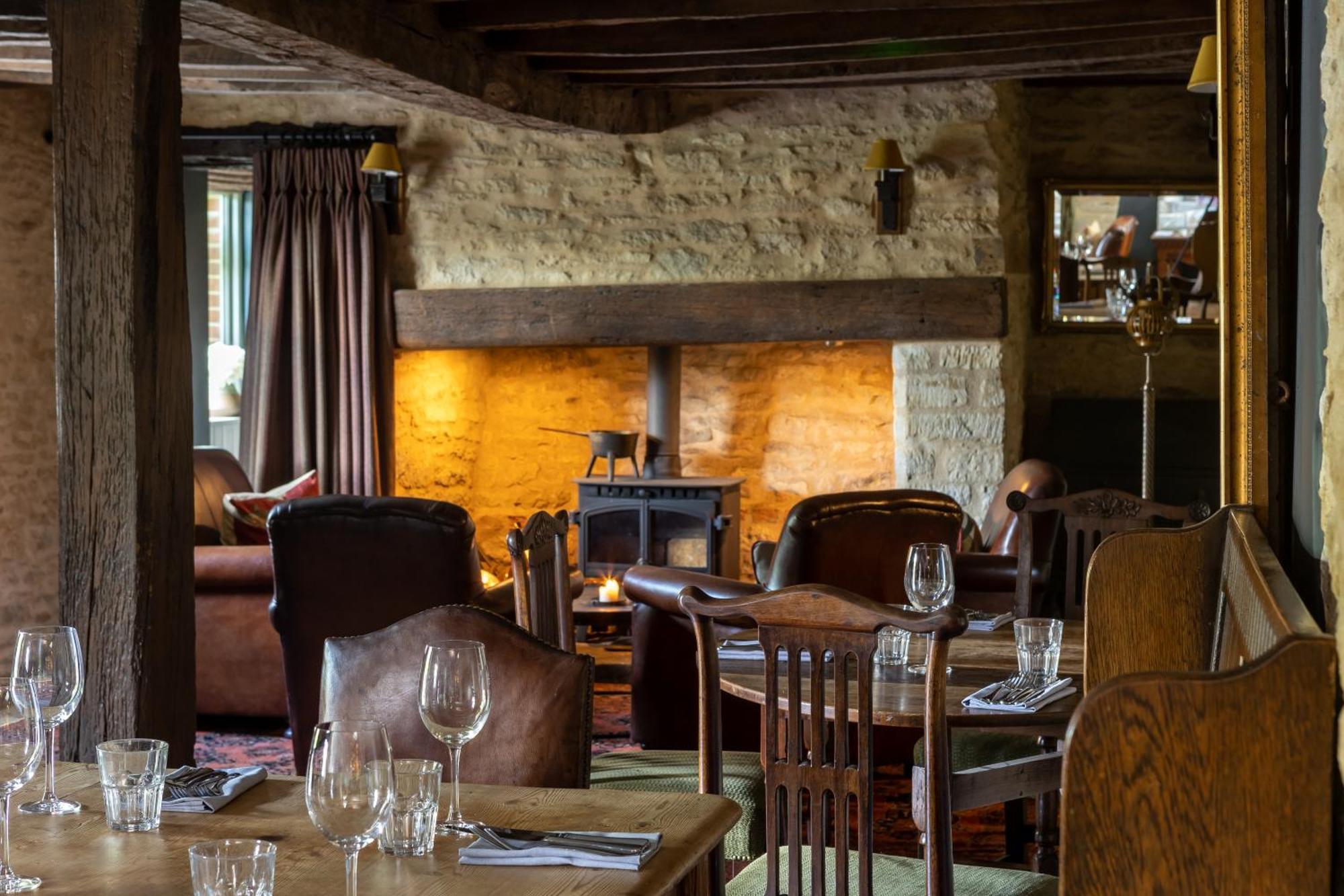 The Harcourt Arms Hotel Stanton Harcourt Екстериор снимка The interior of the restaurant
